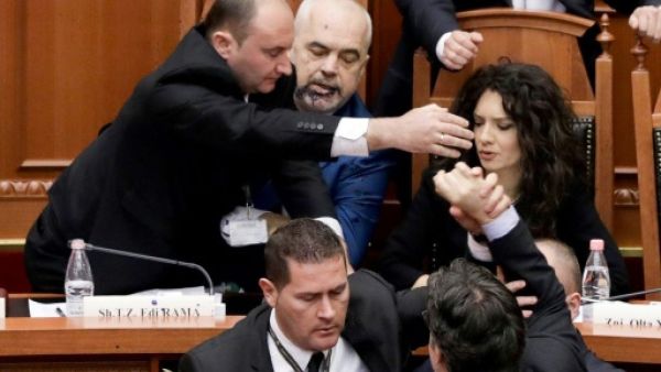 فتح تحقيق، وسيُستبعد ادي بالوكا من اي نقاش برلماني طوال عشرة ايام، كما اعلنت أجهزة البرلمان.

