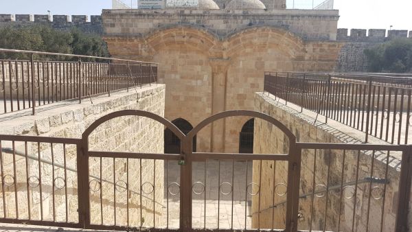 أغلقت الشرطة الإسرائيلية "باب الرحمة"، عام 2003، وجددت تمديده سنويا