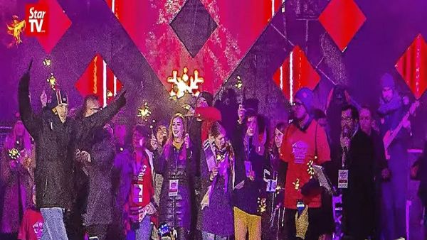 بعد تنفيذه العملية لم يحاول المهاجم الفرار من موقع الجريمة بل بقي على المنصة رافعا يديه.

