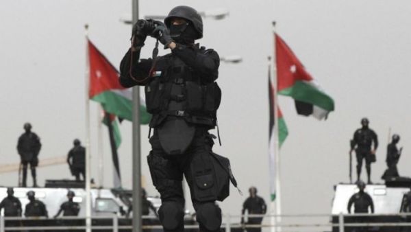 الأردن: أمن الدولة تحاكم 4 أشخاص بتهم إرهاب
الأردن: أمن الدولة تحاكم 4 أشخاص بتهم إرهاب