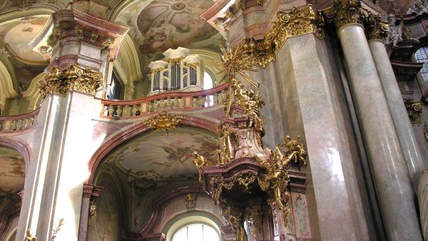 الكاهن تعرض للطعن، وألقت قوات الأمن القبض على المهاجم.