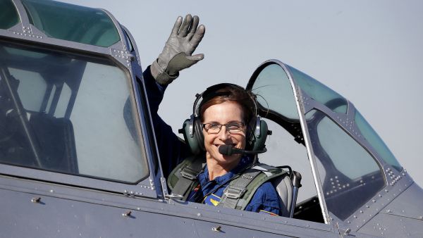 ماكسالي، أمضت 26 عاما في سلاح الجو، وأصبحت أول امرأة تقود طائرة مقاتلة