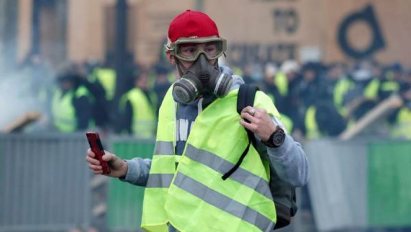 يسعى المحتجون من "السترات الصفراء" في يوم تعبئة ثامن لاستنهاض حركتهم بعد اعتقال أحد قادتهم المعروفين