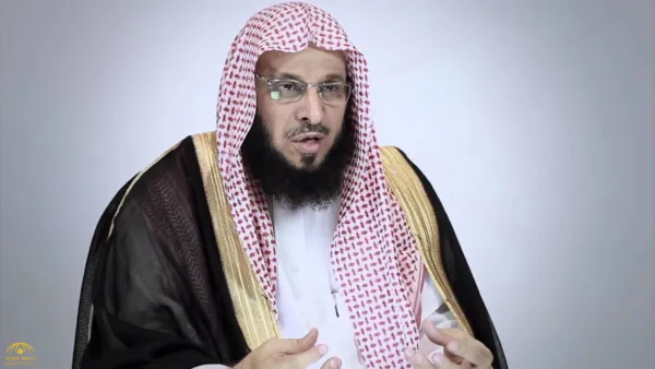 القرني في مقطع الفيديو الذي نشره على صفحته بتويتر: "من الأخطاء يقول العامة أن فلان شكله غلط