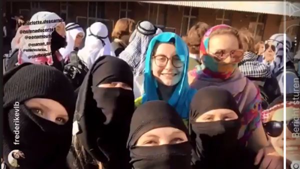 تظاهر بالصلاة وحزام ناسف كاذب

