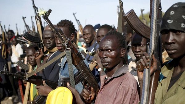 لا اتجاه لسحب القوات السودانية من اليمن حسب ما يتردد، ووقفتنا مع السعودية وقفة أزلية تاريخية".

وأردف: "البشير أكد أيضا أنه لا بد من الارتفاع بمستوى التعاون، ولا سقف في ذلك، ولا بد من الشراكات الاس