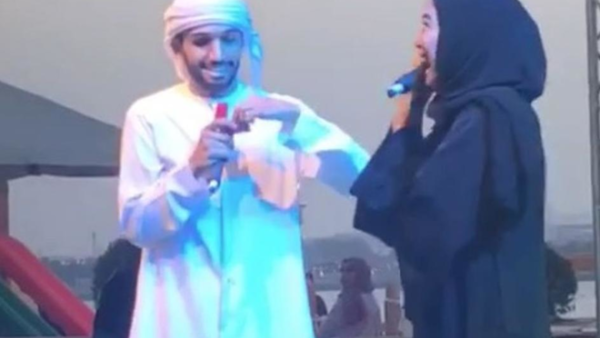 Photo for the bride Mashael and groom Khamis on stage. (Source: NEWS EMARAT - Youtube)