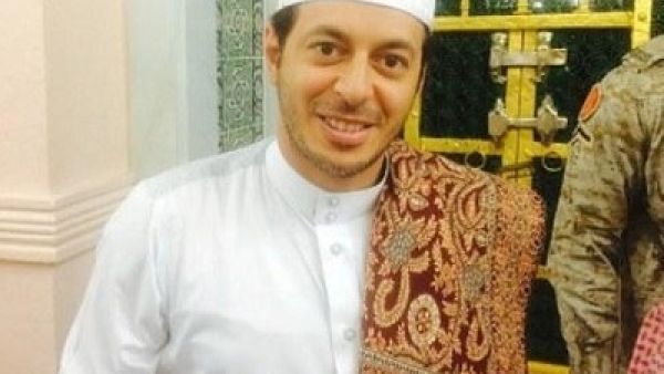 مصطفى شعبان يؤدي عمرة شهر رمضان 