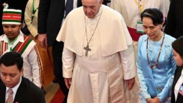 Pope Francis with Aung San Suu Kyi (AFP)