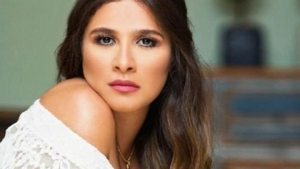 ياسمين عبد العزيز تكسر ذراعها أثناء تصوير (الأبله طم طم)