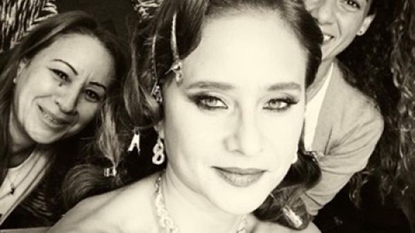 نيللي كريم تشوق جمهورها لجديدها (المجنون)