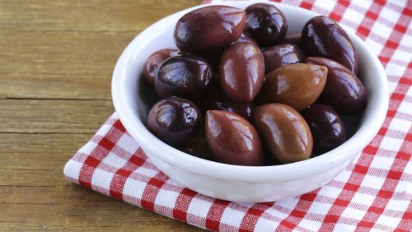 زيتون الكالاماتا هو أحد أنواع الزيتون الأسود  (shutterstock.com)
