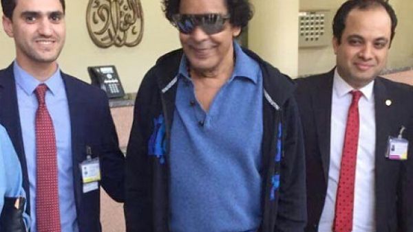 محمد منير يغادر المستشفى