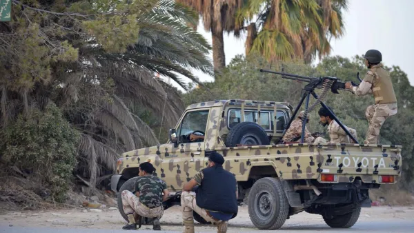 كان فاليزا وزميلاه يعملان في ورشة تحديث ميناء الزوارة.
