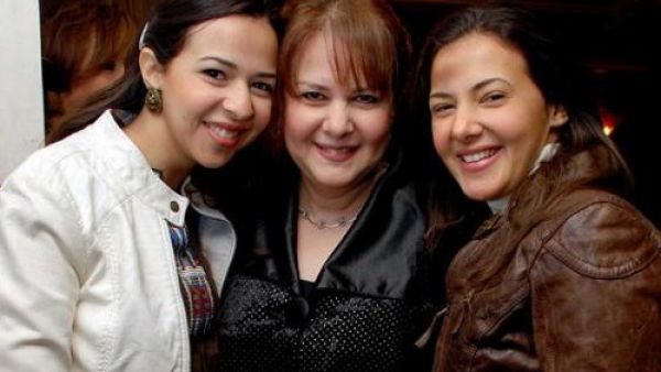 دلال عبد العزيز ضيفة ابنتيها في (لغز ميكي)