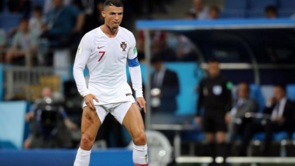 Cristiano Ronaldo pulling his shorts  (Twitter)