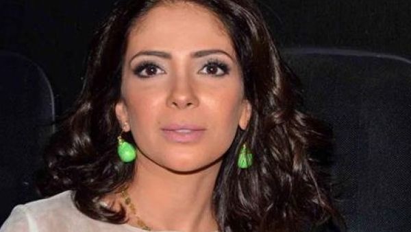 منى زكي في المنزل بأمر الأطباء