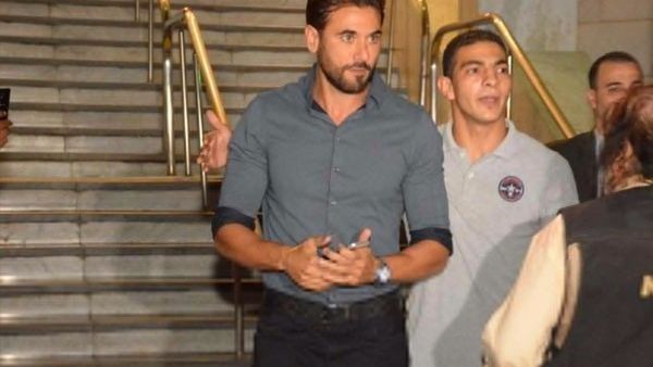أحمد عز فور خروجه من بيت العزاء