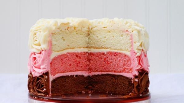 كيكة الطبقات باللون الوردي 
كيكة الطبقات باللون الوردي