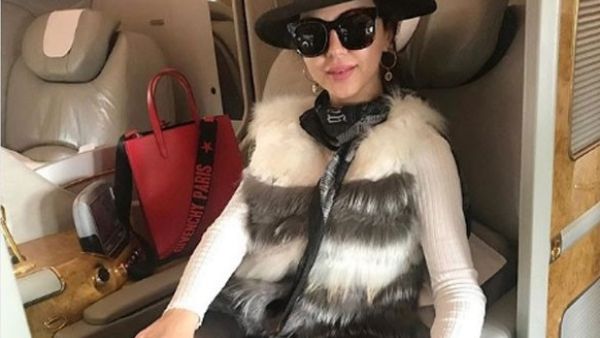 ميريام فارس داخل الطائرة باتجاه السلطنة