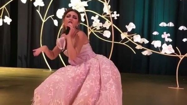 فستان وردي نفاش في حفل زفاف أبو ظبي