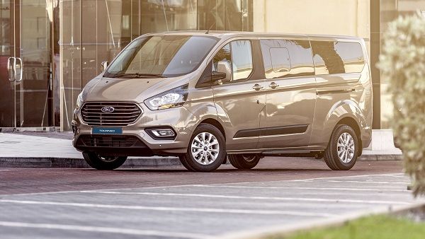 Ford reveals new Tourneo Custom people mover with bold exterior styling and completely new Premium specification level. Ford reveals new Tourneo Custom people mover with bold exterior styling and completely new Premium specification level.