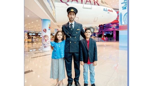 قائد طائرة الإيرباص A320 اليافعي عبدالعزيز مع الطفلة مريم المحاسنة (8 سنوات) والطفل بدر البنّا (8 سنوات). قائد طائرة الإيرباص A320 اليافعي عبدالعزيز مع الطفلة مريم المحاسنة (8 سنوات) والطفل بدر البنّا (8 سنوات).