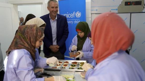 UNICEF Representative Robert Jenkins meets with women at the Al Dahmah Women’s Association (Photo courtesy of UNICEF)