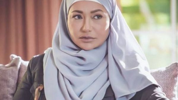 ليلى علوي تؤدي مناسك العمرة  
