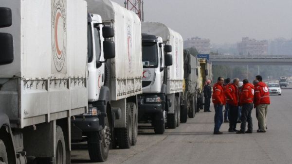 Syrian Red Crescent aid convoys carrying food, medicine and blankets, leave the capital Damascus as they head to the besieged town of Madaya on Jan. 11, 2015 (AFP/Louai Beshara)