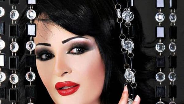 بدرية أحمد تقص نصف صدرها
