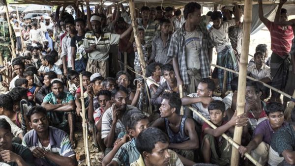 Rohingya refugees wait in line for food distribution (AFP/File Photo)	