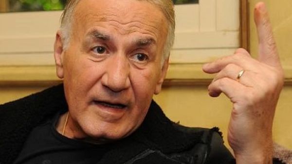 عزت ابو عوف يرد على خبر (حرق افلامه)