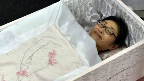 اضحك في الكفن