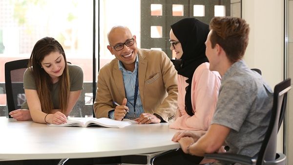 تمنح جامعة جورجتاون في قطر درجة بكالوريوس العلوم في الشؤون الدولية وهي درجة فريدة من حيث المحتوى. تمنح جامعة جورجتاون في قطر درجة بكالوريوس العلوم في الشؤون الدولية وهي درجة فريدة من حيث المحتوى.