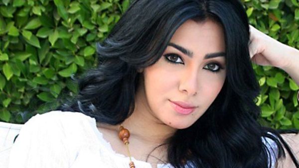 ميريهان حسين بالقميص فقط