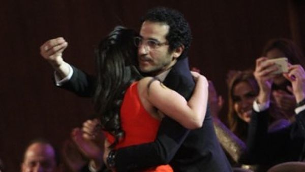 ناق أحمد حلمي لمنى زكي يثير اعجاب الجمهور