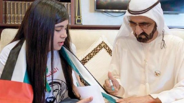 الشيخ محمد بن راشد مع الطفلة سارة 