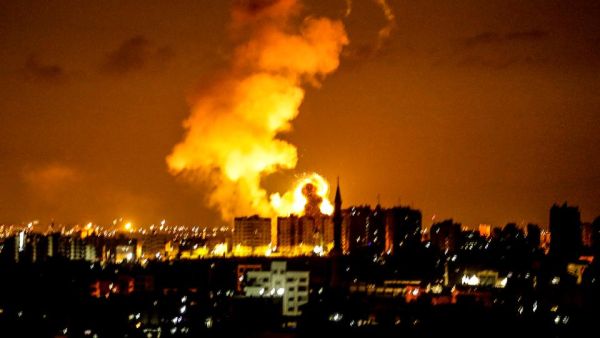 قصف إسرائيلي يتسبب باندلاع حريق بمسجد شمالي قطاع غزة
