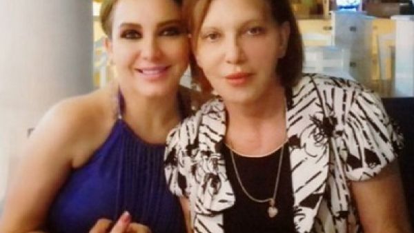 سلاف فواخرجي تطمئن جمهورها على صحة والدتها