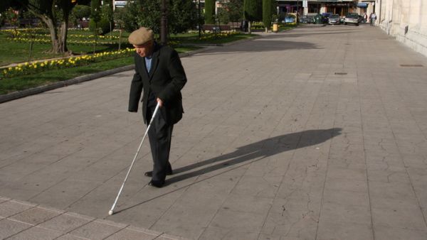 شاب يسخر من كفيف