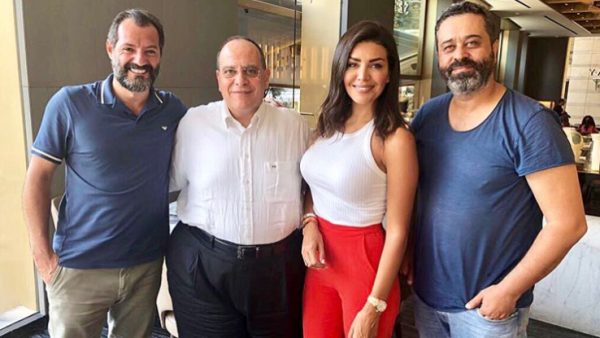 صورة تجمع كلا من المخرج سامر برقاوي والمنتج صادق الصبّاح والنجمين عادل كرم وأمل بشوشة بعد توقيع عقد مسلسل "راصّور" 