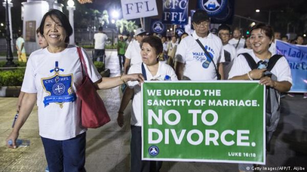 Filippinos opposing an effort to legalize divorce in Manila (AFP/File Photo)	