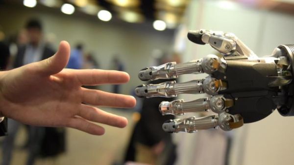 الانسان والالة