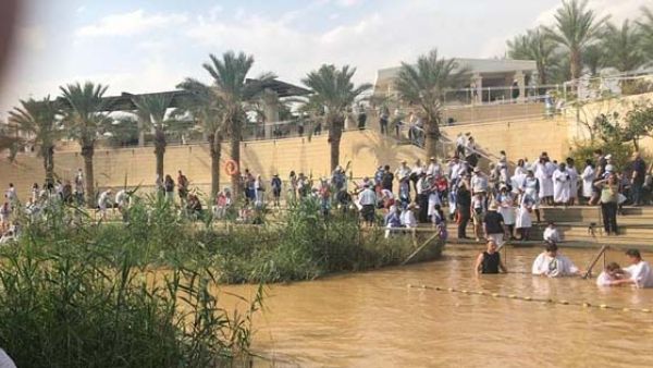 المتعمدون في النهر