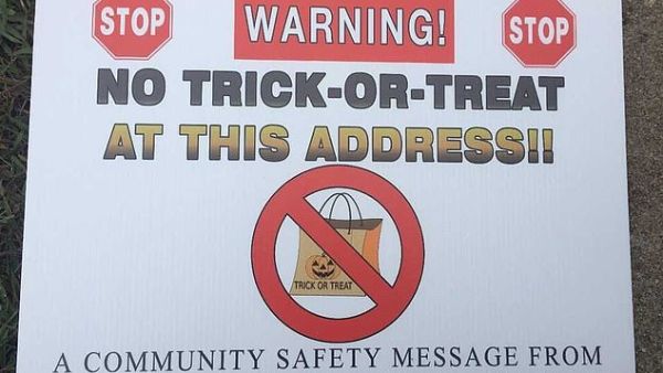 A sheriff's office in Georgia has put signs in the yards of sex offenders urging children not to trick or treat at those houses (dailymail)