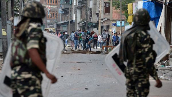 Kashmiri people clash with Indian troops (AFP/File Photo)	
