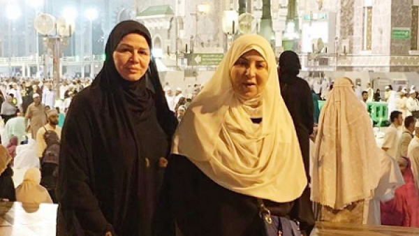 إلهام شاهين تهدي والدتها عمرة 