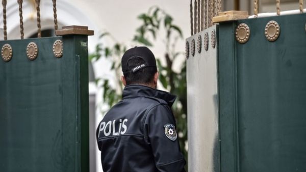 A Turkish police officer opens the door of Saudi Consul's residence on October 17, 2018 in Istanbul. (AFP Photo)