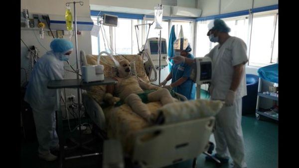 Ryad Khalaf Zibou, a 43-year-old Syrian refugee, receiving medical attention at a hospital in the northern Lebanese city of Tripoli on Jan. 10, 2018 after he set himself on fire outside the UNHCR office (IBRAHIM CHALHOUB/AFP)

